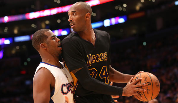 Lakers-Star Kobe Bryant (r.) tut sich schwer gegen Chris Paul (l.) und die Clippers