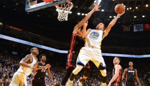 Stephen Curry (M.) führt die Golden State Warriors mit 31 Punkten zum Sieg