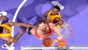 Pau Gasol (M.) führt die Bulls zum Sieg bei den Los Angeles Lakers
