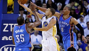 Superstars unter sich: Stephen Curry zieht gegen Russell Westbrook und Kevin Durant zum Korb