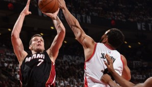 Goran Dragic (l.) und die Heat sichern sich Spiel eins gegen die Raptors