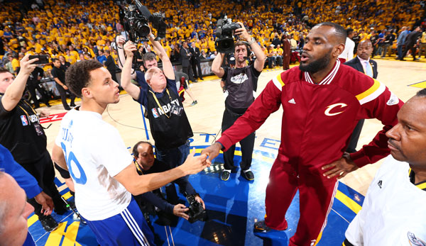 Stephen Curry (l.) und LeBron James: Gibt es bald das erneute Wiedersehen in den Finals?