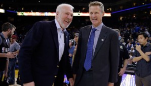 Gregg Popovich diskutiert mit Warriors-Coach Steve Kerr