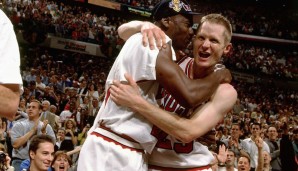 Finals 1997, Bulls vs. Jazz: "The Shot" gab es nicht nur von Michael Jordan. Beim Back-to-Back-Titel 1997 traf Steve Kerr den Gamewinner gegen die Jazz nach Assist von MJ. Anschließend gab es die Trophäe