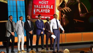 Bühne frei für den MVP. Russell Westbrook sparte ebenso nicht mit Worten. Die Teamkollegen im Hintergrund lauschen andächtig