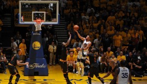 Dafür legte Curry aber erstmals in seiner Karriere legte ein Triple-Double in den Finals auf. Neben seinen 32 Zählern kam der zweifache MVP zudem noch auf 11 Assists sowie 10 Rebounds