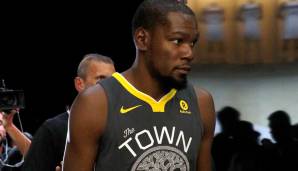 Fehlt noch was? Genau: Kevin Durant präsentiert das neue "The Town" Jersey der Golden State Warriors