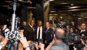 Das Interesse der Journalisten war wenig überraschend gewaltig - wer kann sich auch schon ein Foto von Magic Johnson, Kobe Bryant und Rob Pelinka entgehen lassen ...