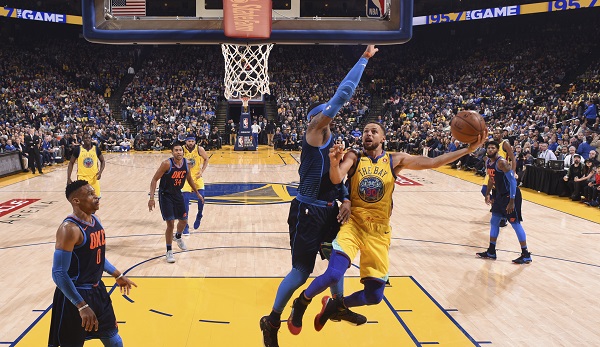 Stephen Curry und die Warriors feiern einen Blowout-Sieg gegen die Thunder