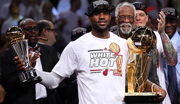 LeBron James mit der NBA-Trophy und der Finals-MVP-Trophy.