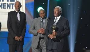 Awards wurden auch noch vergeben. Charles Barkley und Kareem Abdul-Jabbar überreichen Oscar Robertson den Lifetime Achievement Award.