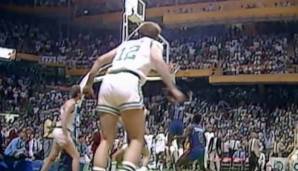 'Bird stole the Ball' - Dieser Satz ist seit 1987 NBA-Geschichte und wurde nur möglich durch einen unerklärlichen Aussetzer von Isiah Thomas, der Bird nie kommen sah. Die Celtics gewannen Spiel 5 und später auch die Serie.