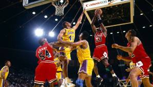1991: Die Jordan-Ära beginnt! In Game 2 ist sein Layup, bei dem er im Sprung die Wurfhand ändert, unvergessen. Seine Bulls besiegen die Lakers in 5.