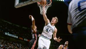 2001 - das erste Mal im All-NBA Team: Nach der durchwachsenen Rookie-Saison steigert sich Dirk. In seiner dritten Spielzeit schafft er es erstmals in ein All-NBA Team. So durch die Lüfte fliegen sieht man ihn heute allerdings nicht mehr.