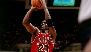 Es war noch die Zeit des jungen, wilden MJs. Das Vertrauen in die Mitspieler war noch nicht da, also nahm er das Heft selbst in die Hand. Bei seinen 55 Punkten nahm MJ satte 45 Würfe, beide Male siegten die Bulls knapp.