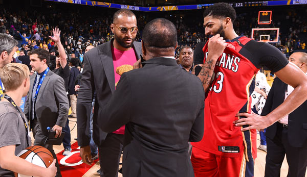 DeMarcus Cousins in Zivil im Gespräch mit Pelicans-Coach Alvin Gentry und Anthony Davis.
