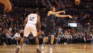 Dirk Nowitzki gab gegen die Phoenix Suns sein Saisondebüt für die Dallas Mavericks.