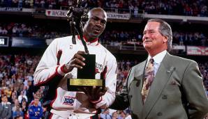 Unterbrochen wurde Johnsons Dominanz nur 1988 von Michael Jordan. His Airness schnappte sich in der Folge auch 1991 und 1992 die begehrte Auszeichnung.