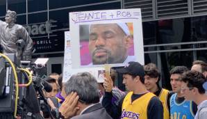 Fans der Los Angeles Lakers protestieren gegen das Front Office um Jeanie Buss und Rob Pelinka.