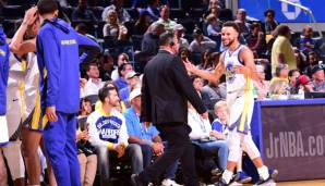 Stephen Curry lacht über seinen eigenen Fehlversuch im neuen Chase Center.