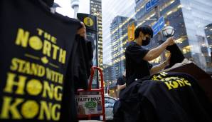 Vor der Arena verteilten Demonstranten eine ganz andere Art von T-Shirts. Der China-Protest einiger Fans nach der handfesten Krise der Liga mit China in Folge des Pro-Hongkong-Tweets von Rockets-GM Daryl Morey hat auch die reguläre Saison erreicht.