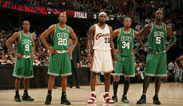 LeBron James (M.) traf in seinen jungen Jahren immer wieder auf die Boston Celtics.