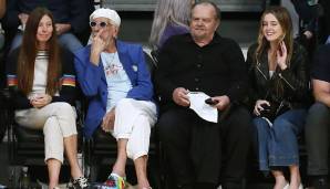 Jack Nicholson ist wahrscheinlich der treuste Lakers-Edel-Fan. Zusammen mit Lou Adler (der mit dem fragwürdigen Stil) kommt er schon seit über 40 Jahren zu den Lakers.