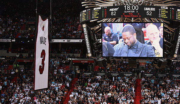 In einer emotionalen Zeremonie haben die Miami Heat das Trikot von Dwyane Wade unter die Hallendecke gezogen.