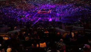 Im Staples Center beginnt die Trauerfeier - und rund 20.000 Menschen nehmen teil. Sie sind gekommen, um das Leben von Kobe zu feiern und der Absturzopfer zu gedenken.