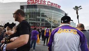 Lange vor Beginn der Veranstaltung tummelten sich erste Lakers-Fans vor der Arena, um noch einmal einem der größten Basketballer aller Zeiten zu gedenken.