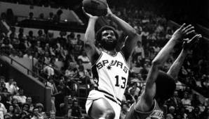 Nr. 13 – James Silas: Der Guard gehörte zu den Pionieren, die schon zu ABA-Zeiten für die Spurs aktiv waren. Dort wurde er 1975 und 1976 jeweils All-Star. In der NBA dann oft verletzt.