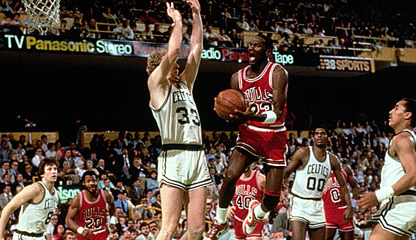 Michael Jordan stellte in Spiel 2 der Eastern Conference Finals 1986 gegen die Celtics einen neuen Punkte-Playoff-Rekord auf.