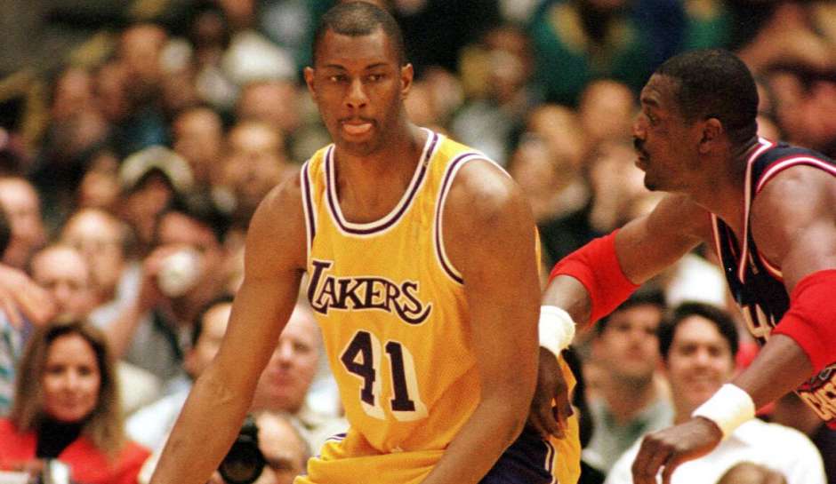 Platz 19: Elden Campbell (Los Angeles Lakers): 7,0 Mio. – Stats: 10,1 Punkte, 5,6 Rebounds (46,3 Prozent FG).