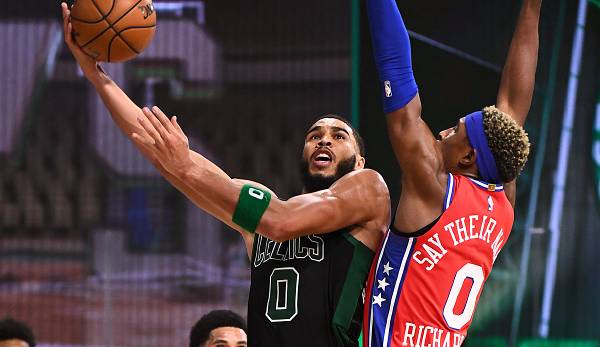 Jayson Tatum ist der jüngste Celtics-Spieler aller Zeiten, der in einem Playoff-Spiel mindestens 30 Punkte und 10 Rebounds auflegt.