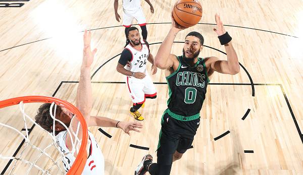 Die Boston Celtics holen sich dank einer dominanten ersten Hälfte Spiel 1 der Eastern Conference Semifinals gegen die Raptors.