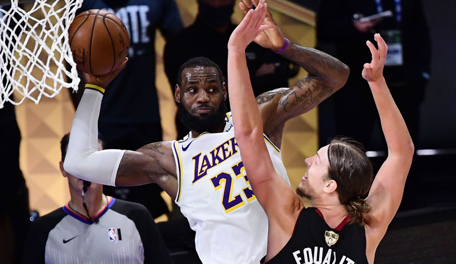 Spiel 3 der NBA Finals ging zwar für die Lakers verloren, dennoch knackte LeBron James den nächsten Meilenstein seiner Karriere. Mit 8 Assists schob er sich an John Stockton vorbei auf Platz 2 der All-Time-Playoff-Assists. Wie viel fehlt noch zur Spitze?