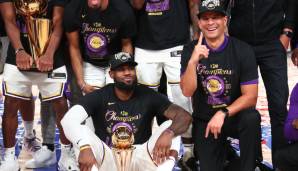 General Manager Rob Pelinka (r.) feiert gemeinsam mit LeBron James die Championship der Lakers.