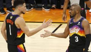 Chris Paul (r.) und Devin Booker führen die Suns zum Auftaktsieg in den NBA Finals.