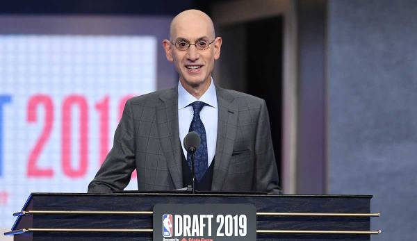NBA-Commissioner Adam Silver verkündet die von den Teams gewählten Spieler beim Draft.