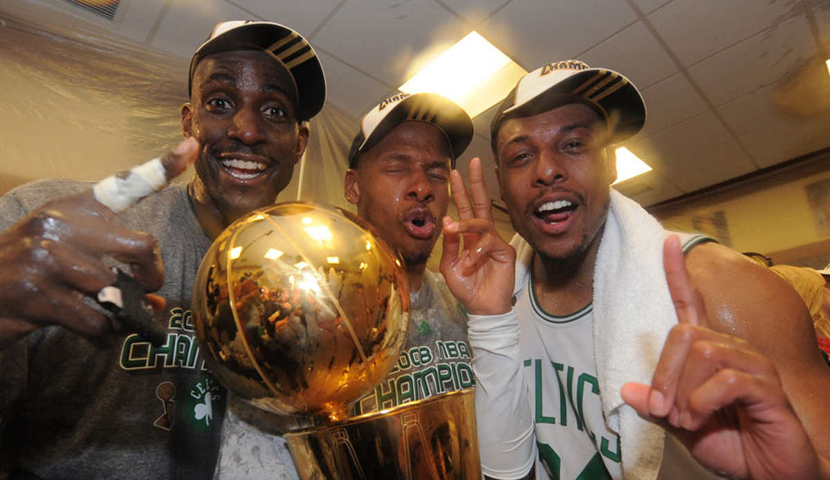 Die Celtics peilen in den Finals den 18. Titel der Franchise-Geschichte an. Letztmals bestieg Boston 2008 den NBA-Olymp. Mit dabei ein legendäres Star-Trio, ein Mann fürs Grobe und Glücks-Cornflakes. SPOX blickt auf den Meisterkader der Kelten zurück.
