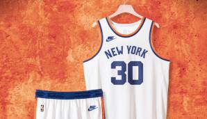 NEW YORK KNICKS: Ganz klassisch laufen auch die Knicks in der kommenden Spielzeit auf. Die Schriftart sowie die Nummern wurden laut Nike eins zu eins vom ersten Trikot übernommen, selbst eine Hommage an die Gürtelschnallen von damals wurde eingearbeitet.
