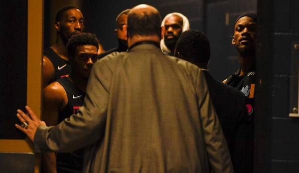 Die Miami Heat warten nach dem Spiel gegen Denver vor der Nuggets-Kabine, um Nikola Jokic für dessen Schubser zur Rede zu stellen.