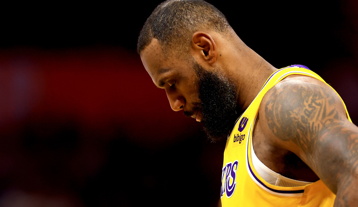 Wenn am Wochenende die Playoffs beginnen, muss LeBron James zuschauen. Die Lakers haben die Postseason verpasst, nie hat der King weniger Spiele gewonnen als 21/22! Sogar in seiner Rookie-Saison war mehr drin - SPOX zeigt den Cavs-Kader von damals.
