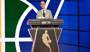 NBA-Commissioner Adam Silver verkündet beim Draft die Namen der gewählten Spieler.