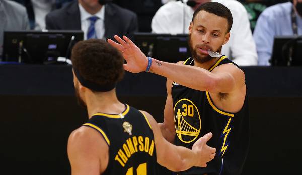 Klay Thompson klatscht mit Teamkollege Stephen Curry ab, der die Warriors zum sieg in Spiel 4 führte.
