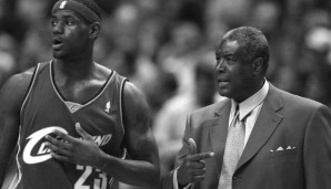 Aufnahme von 2003: Clevelands Headcoach Paul Silas (r.) und NBA-Rookie LeBron James.