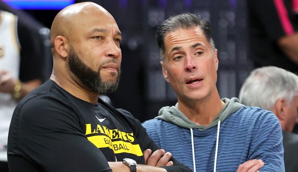 GM Rob Pelinka (right) in conversation with Lakers coach Darvin Ham (left)