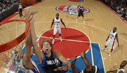 Dirk Nowitzki und die Dallas Mavericks setzten sich knapp bei den Detroit Pistons durch