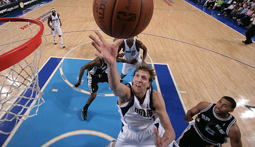 Dirk Nowitzki und die Mavs haben drei von vier Regular-Season-Spielen gegen die Spurs gewonnen