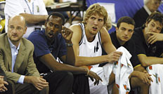 Blackman als DBB-Co-Trainer bei der WM 2002, rechts daneben Nowitzki